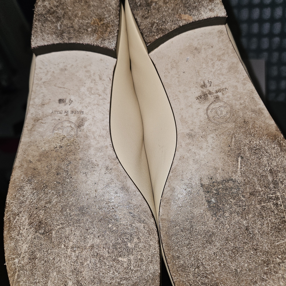 CHANEL Beige and Black Leather Flats - Picture 5 of 7